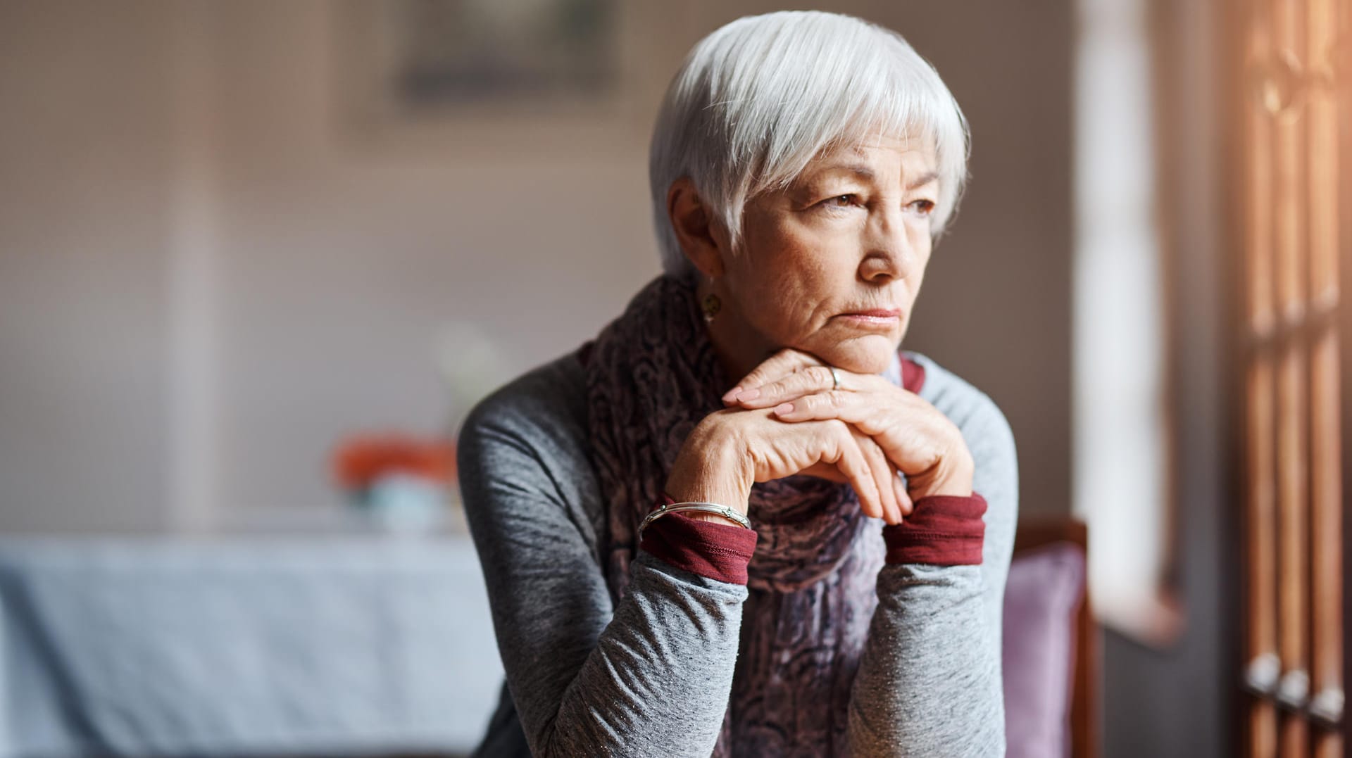 Ältere Frau (Symbolbild): Wer in der gesetzlichen Krankenversicherung Pflichtmitglied ist und eine gesetzliche Rente bezieht, zahlt von ihr Beiträge zu Kranken- und Pflegeversicherung. Das gilt auch für die Witwenrente.