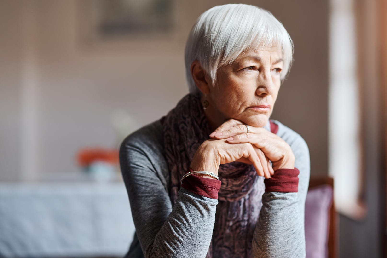 Ältere Frau (Symbolbild): Wer in der gesetzlichen Krankenversicherung Pflichtmitglied ist und eine gesetzliche Rente bezieht, zahlt von ihr Beiträge zu Kranken- und Pflegeversicherung. Das gilt auch für die Witwenrente.