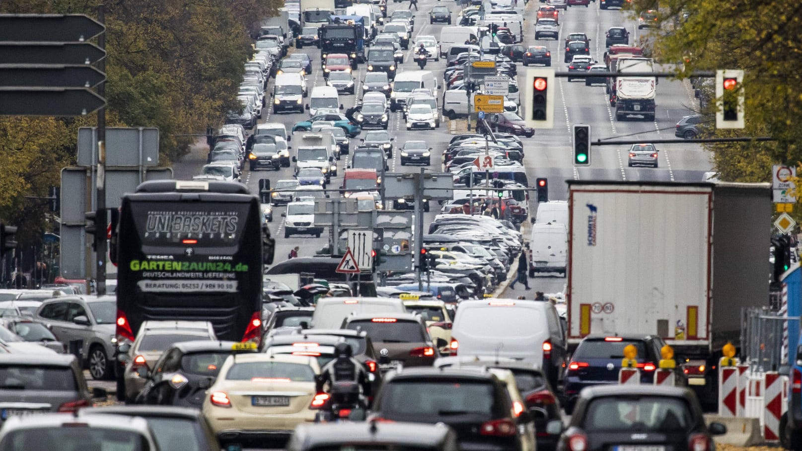 Bismarckstraße in Berlin: Auch die deutsche Politik versäumt nach Ansicht von Experten, angemessene Klimaschutzmaßnahmen zu ergreifen.