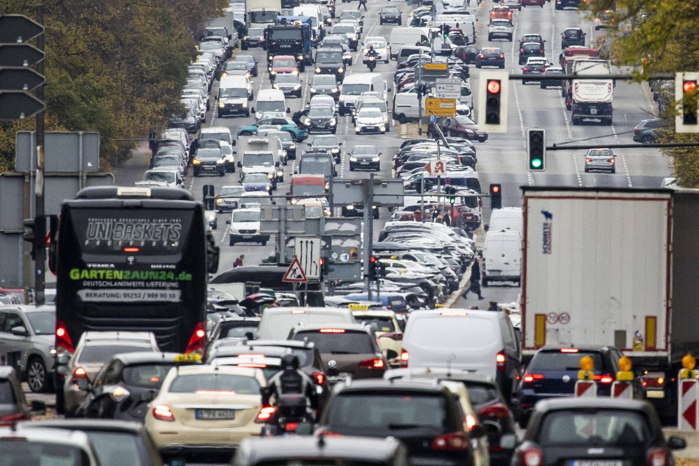 Bismarckstraße in Berlin: Auch die deutsche Politik versäumt nach Ansicht von Experten, angemessene Klimaschutzmaßnahmen zu ergreifen.
