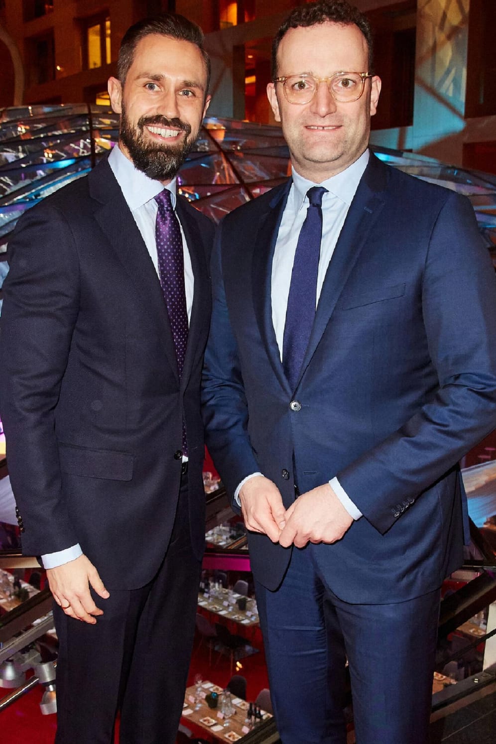 Jens Spahn und Daniel Funke: Der Gesundheitsminister und der Journalist sind seit 2013 liiert, seit 2017 auch verheiratet. Funke arbeitet für Burda und schrieb für die "Bunte". Seit 2019 ist er jedoch nicht mehr als Journalist tätig, sondern arbeitet beim Verlag als Lobbyist im Hauptstadtbüro.