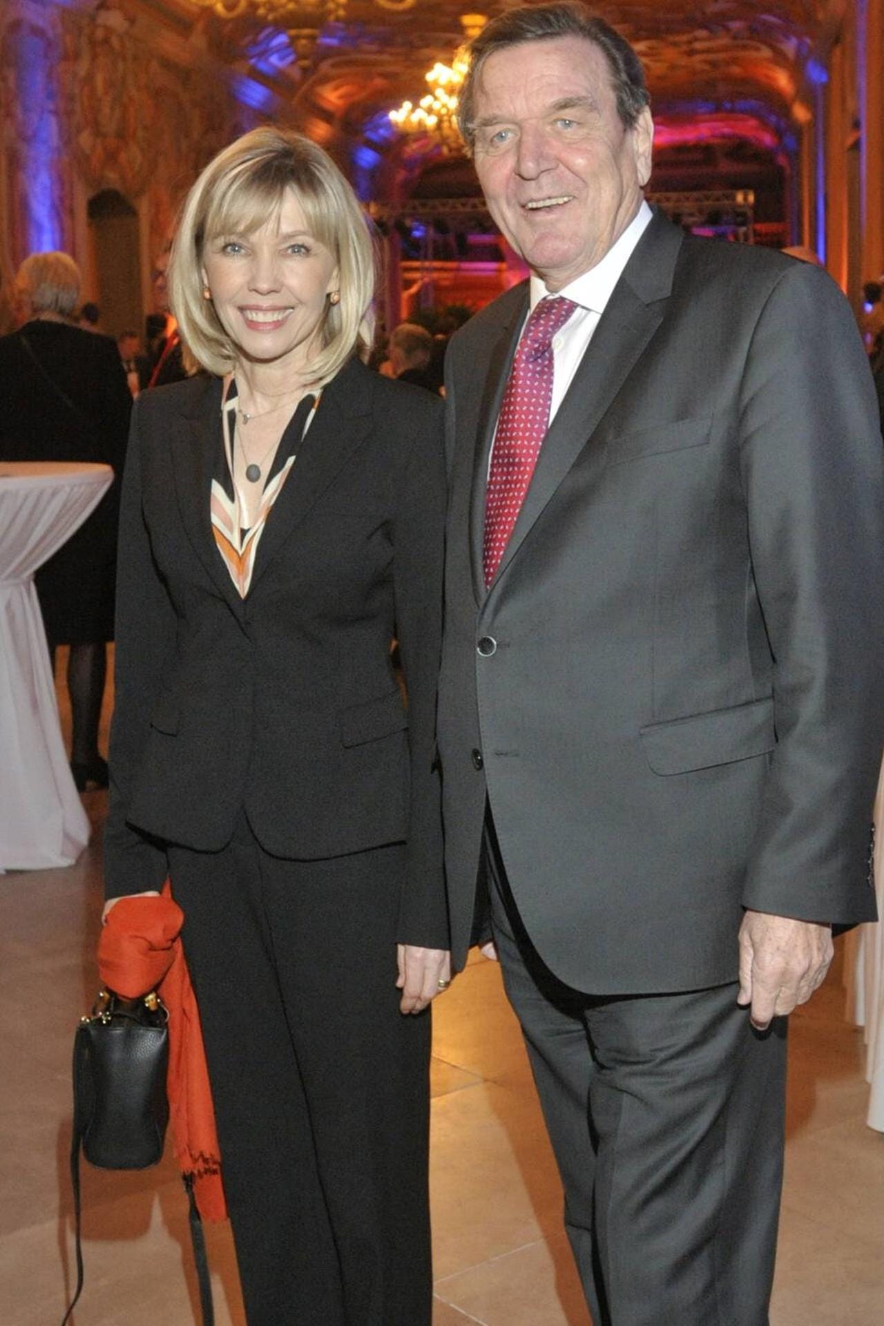 Gerhard Schröder und Doris Schröder-Köpf: Die Journalistin lernte den Politiker Mitte der Neunziger durch Pressetermine kennen. Sie war damals Hauptstadtkorrespondentin für den "Focus". Das Paar trennte sich 2016.