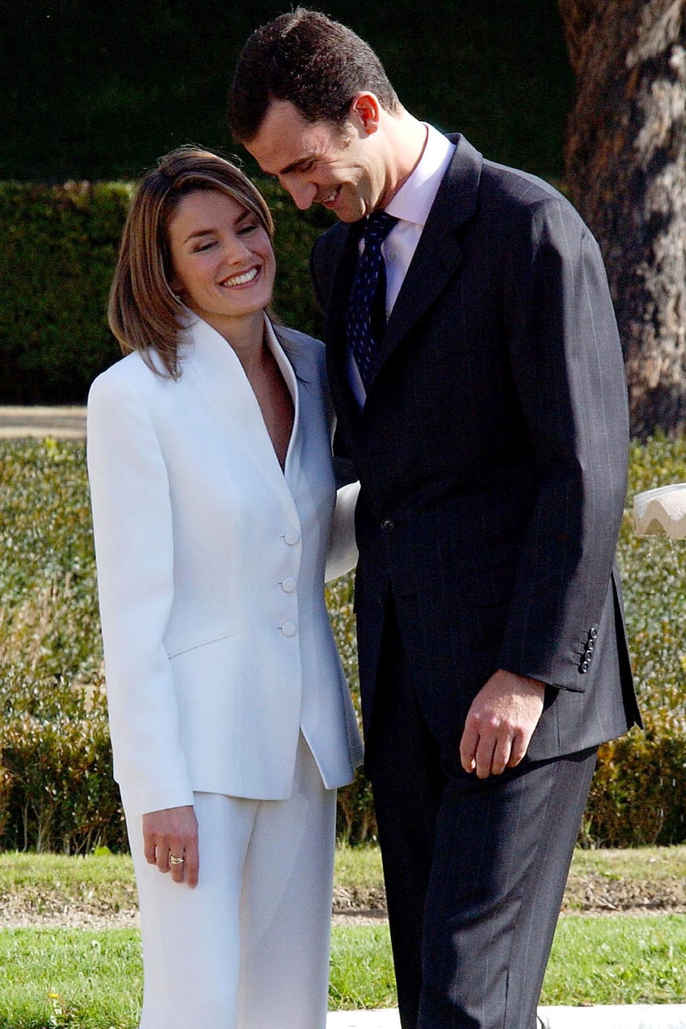 Felipe und Letizia von Spanien: Das Paar lernte sich Ende 2002 bei einem Dinner eines gemeinsamen Freundes kennen. Der heutige König soll damals um ein Treffen mit der Journalistin gebeten haben, nachdem er sie im Fernsehen gesehen hatte.