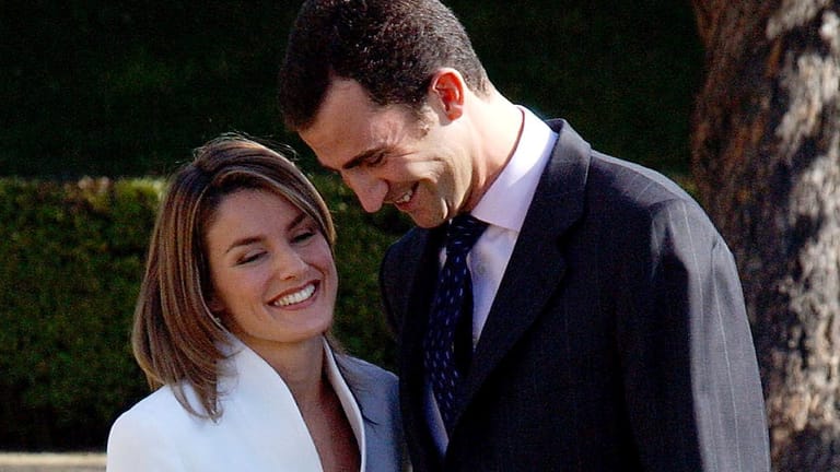 Felipe und Letizia von Spanien: Das Paar lernte sich Ende 2002 bei einem Dinner eines gemeinsamen Freundes kennen. Der heutige König soll damals um ein Treffen mit der Journalistin gebeten haben, nachdem er sie im Fernsehen gesehen hatte.