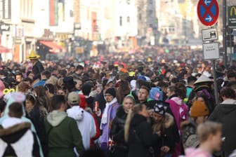 Dichtes Gedränge auf der Zülpicher Straße: Die hiesigen Szenen beim Karnevalsauftakt 2021 sorgten bundesweit für Kritik.