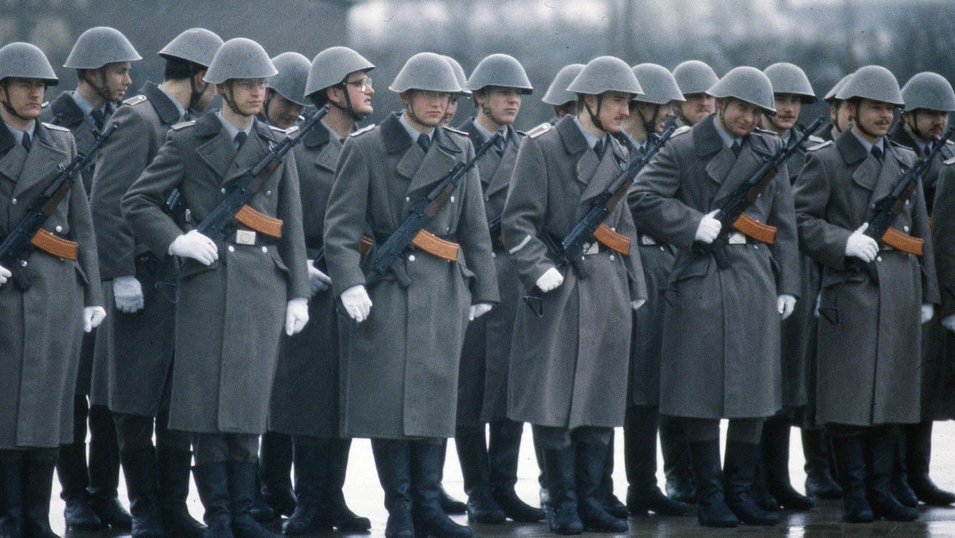 NVA-Soldaten bei einer DDR-Zeremonie in Bad Salzungen im Jahr 1990: Die Armee wurde nach dem Ende der DDR aufgelöst und in die Bundeswehr integriert.