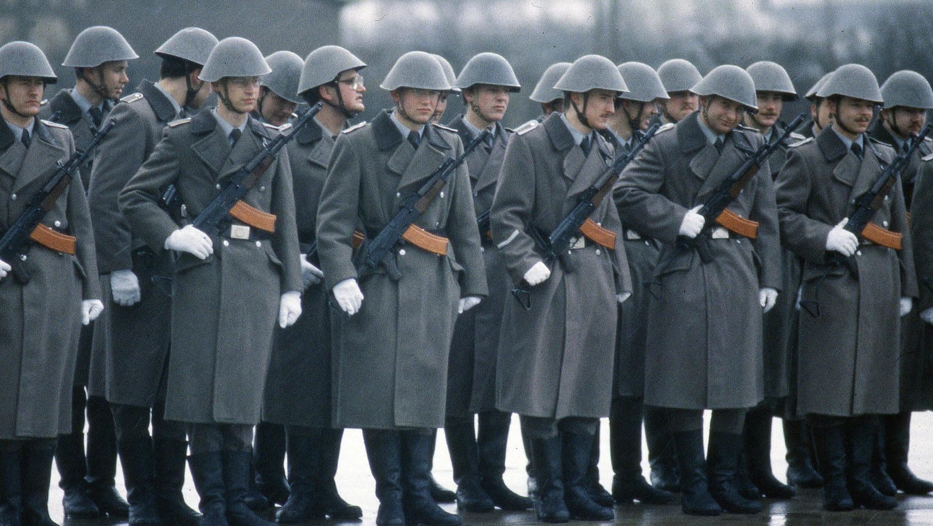 NVA-Soldaten bei einer DDR-Zeremonie in Bad Salzungen im Jahr 1990: Die Armee wurde nach dem Ende der DDR aufgelöst und in die Bundeswehr integriert.