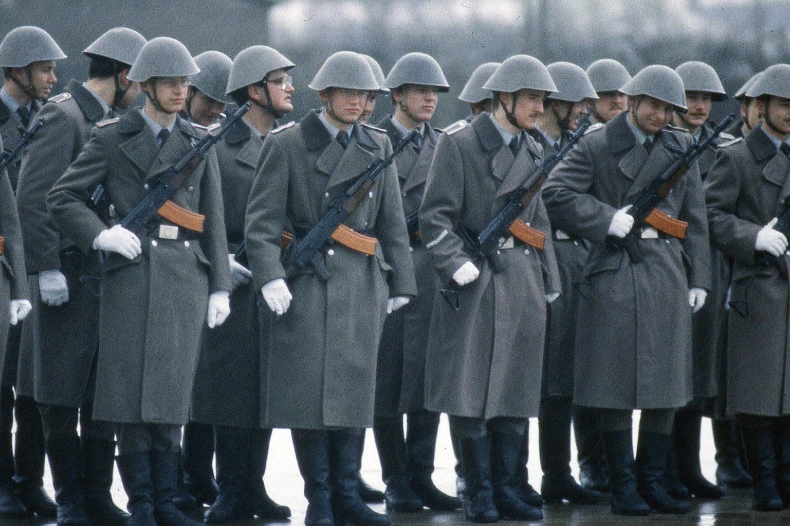 NVA-Soldaten bei einer DDR-Zeremonie in Bad Salzungen im Jahr 1990: Die Armee wurde nach dem Ende der DDR aufgelöst und in die Bundeswehr integriert.