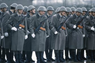 NVA-Soldaten bei einer DDR-Zeremonie in Bad Salzungen im Jahr 1990: Die Armee wurde nach dem Ende der DDR aufgelöst und in die Bundeswehr integriert.