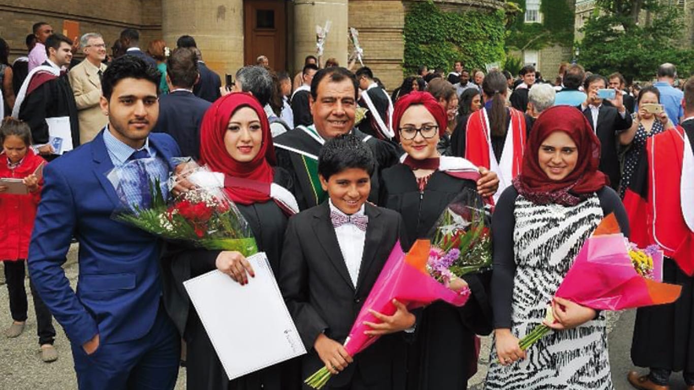 Izzeldin Abuelaish mit seinen drei Töchtern und zwei Söhnen 2016 in Kanada. Zwei Töchter haben ihr Studium abgeschlossen, das Foto entstand bei der Abschlussfeier vor der Uni. Ihre Mutter Nadia war 2008 an Leukämie gestorben.