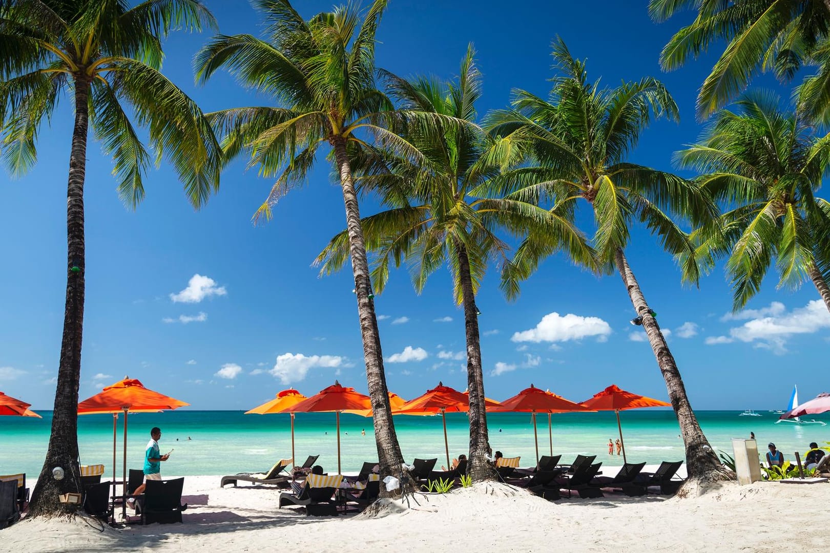 Strand auf den Philippinen (Symbolbild): Mit zahlreichen Ländern gibt es Sozialversicherungsabkommen.