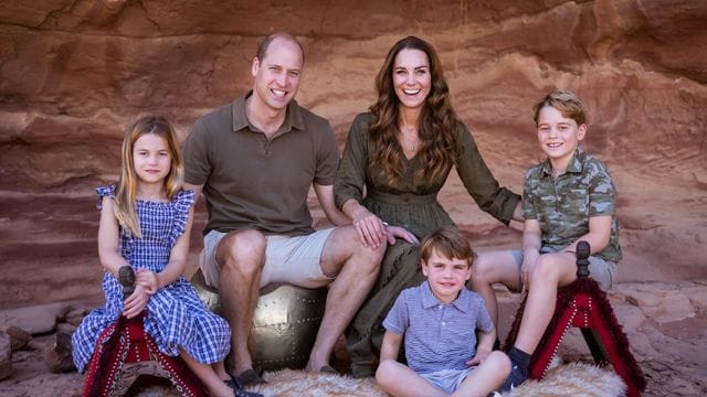 Prinz William und Herzogin Kate mit ihren drei Kindern Prinz George, Prinzessin Charlotte und Prinz Louis: Das Foto teilte das Paar zu Weihnachten 2021.