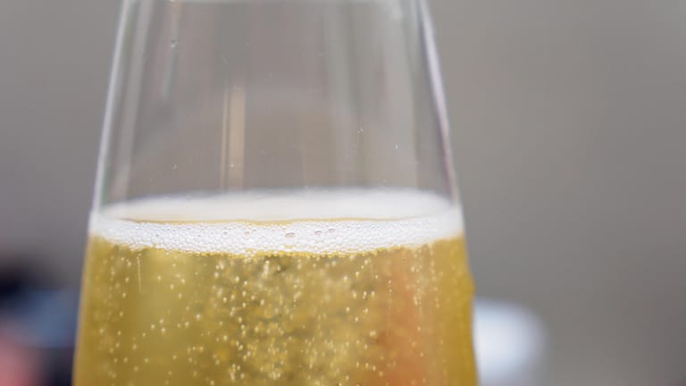 Champagnerglas: Ein Crémant sollte kalt serviert werden.