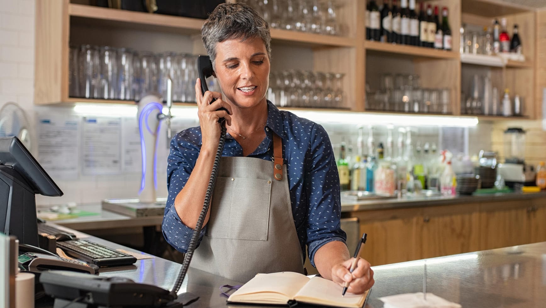 Frau arbeitet in einem Café (Symbolbild): Ein Minijob kann für die spätere Rente entscheidende Vorteile bringen – sofern Sie auch selbst Rentenbeiträge zahlen.