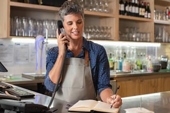 Frau arbeitet in einem Café (Symbolbild): Ein Minijob kann für die spätere Rente entscheidende Vorteile bringen – sofern Sie auch selbst Rentenbeiträge zahlen.