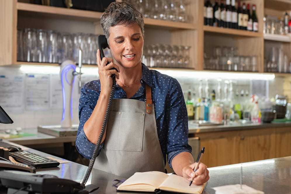 Frau arbeitet in einem Café (Symbolbild): Ein Minijob kann für die spätere Rente entscheidende Vorteile bringen – sofern Sie auch selbst Rentenbeiträge zahlen.