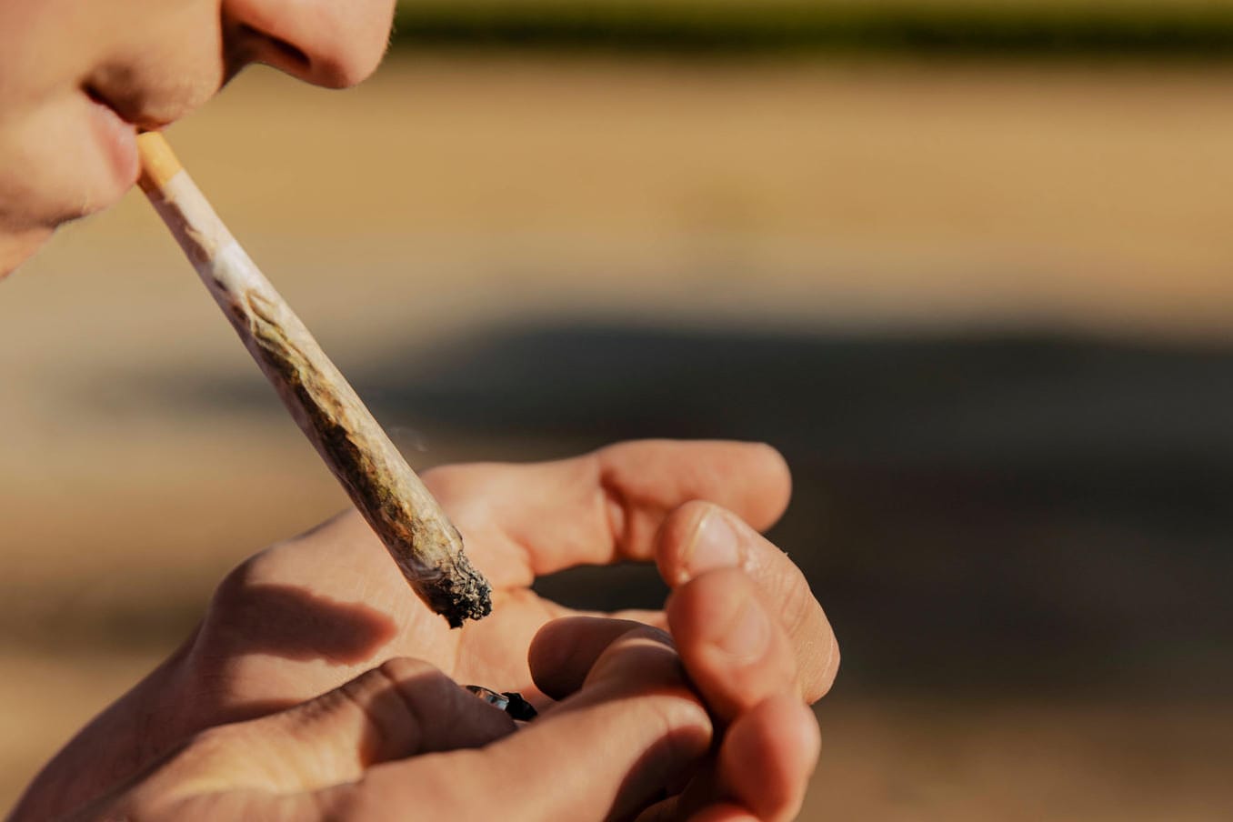 Ein Teenager konsumiert Marihuana: Die Journalistin Isabell Beer setzt sich für die Aufklärung von Jugendlichen ein. (Symbolbild)