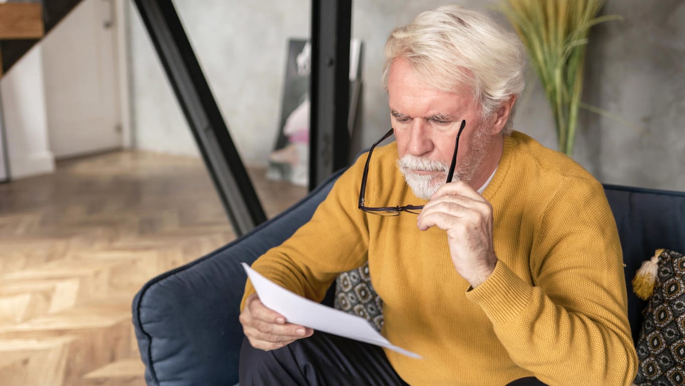 Älterer Mann liest einen Brief (Symbolbild): Der Schulbesuch kann für die Rente zählen.