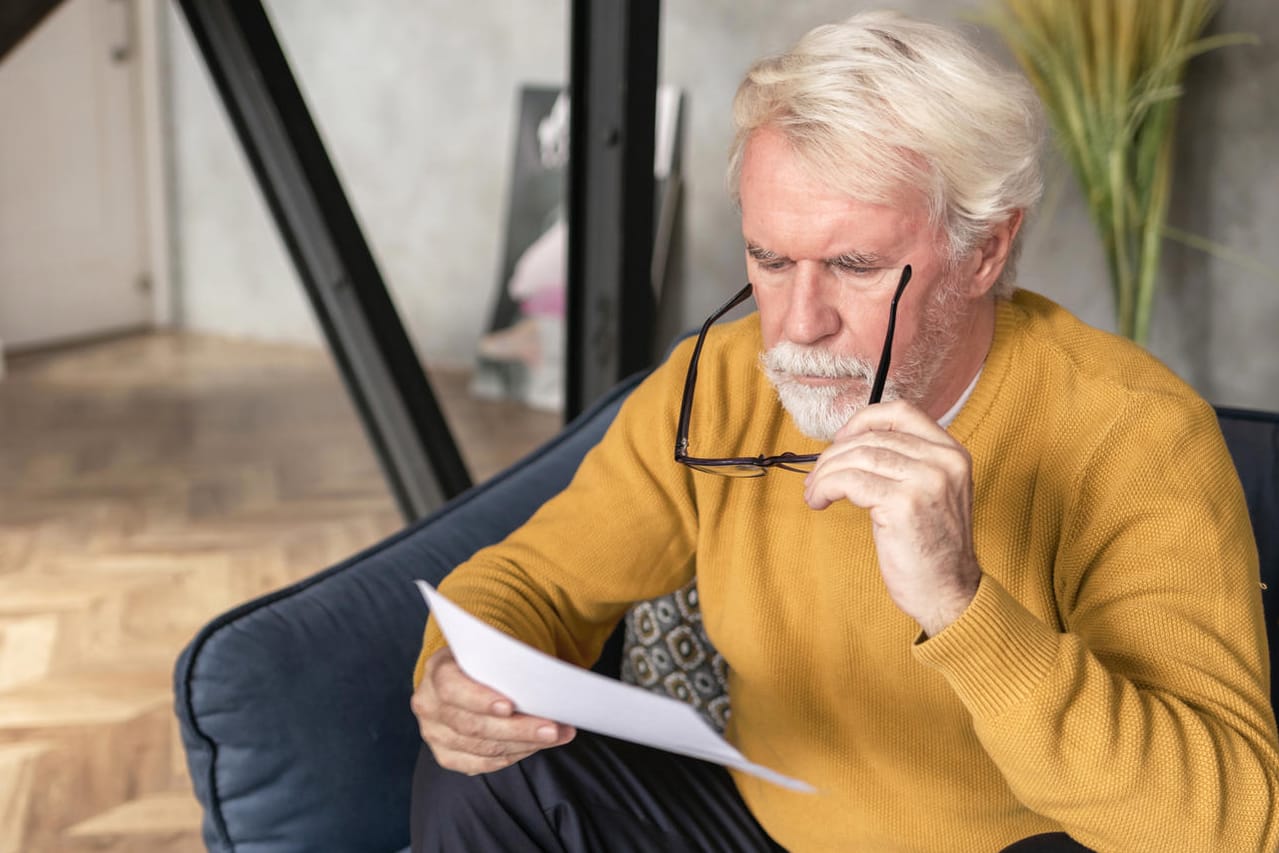 Älterer Mann liest einen Brief (Symbolbild): Der Schulbesuch kann für die Rente zählen. Älterer Mann liest einen Brief (Symbolbild): Der Schulbesuch kann für die Rente zählen.