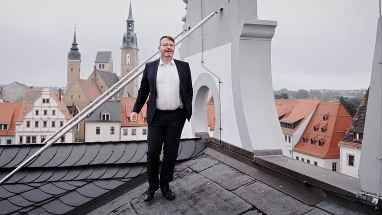 Sven Krüger, Oberbürgermeister von Freiberg auf dem Rathausdach: Sein Ton gegenüber den Corona-Demonstranten hat sich verschärft.