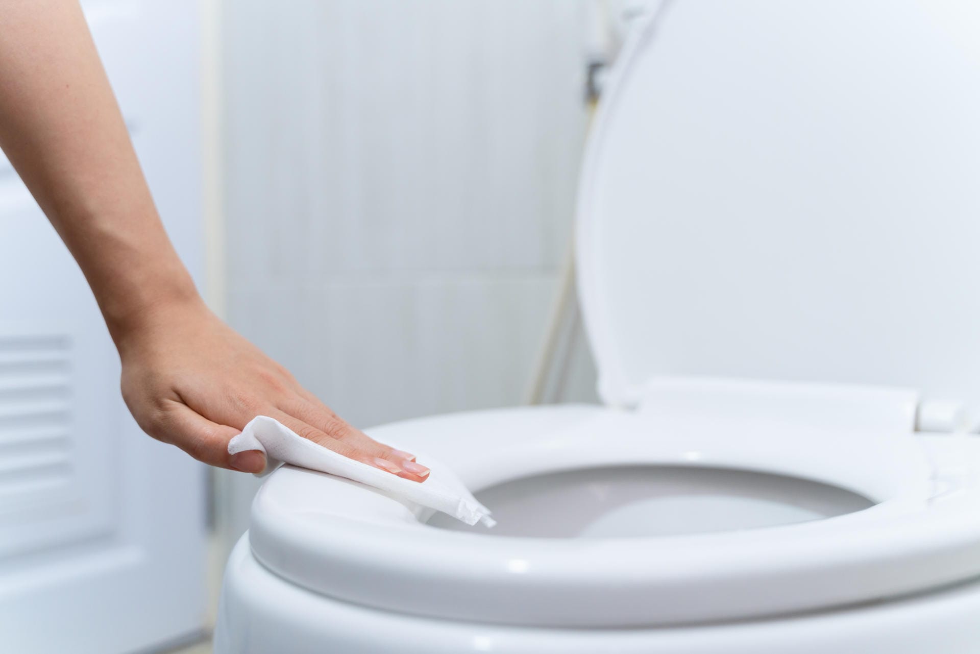 Hygiene: Entfernen Sie nach der Nutzung Urinspritzer von der Klobrille.