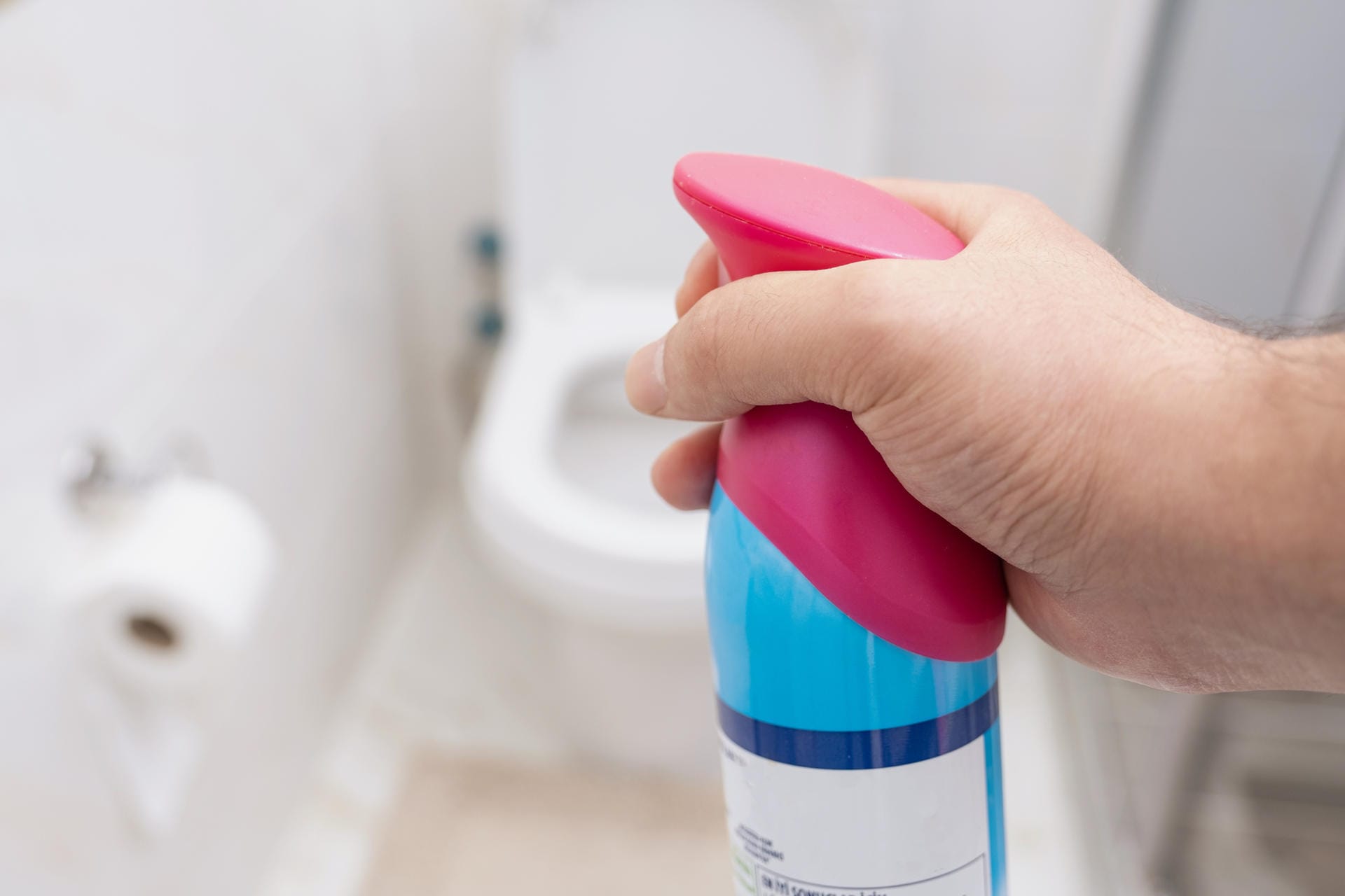 Duftsprays: Raumsprays können den Geruch im Badezimmer noch verschlimmern.