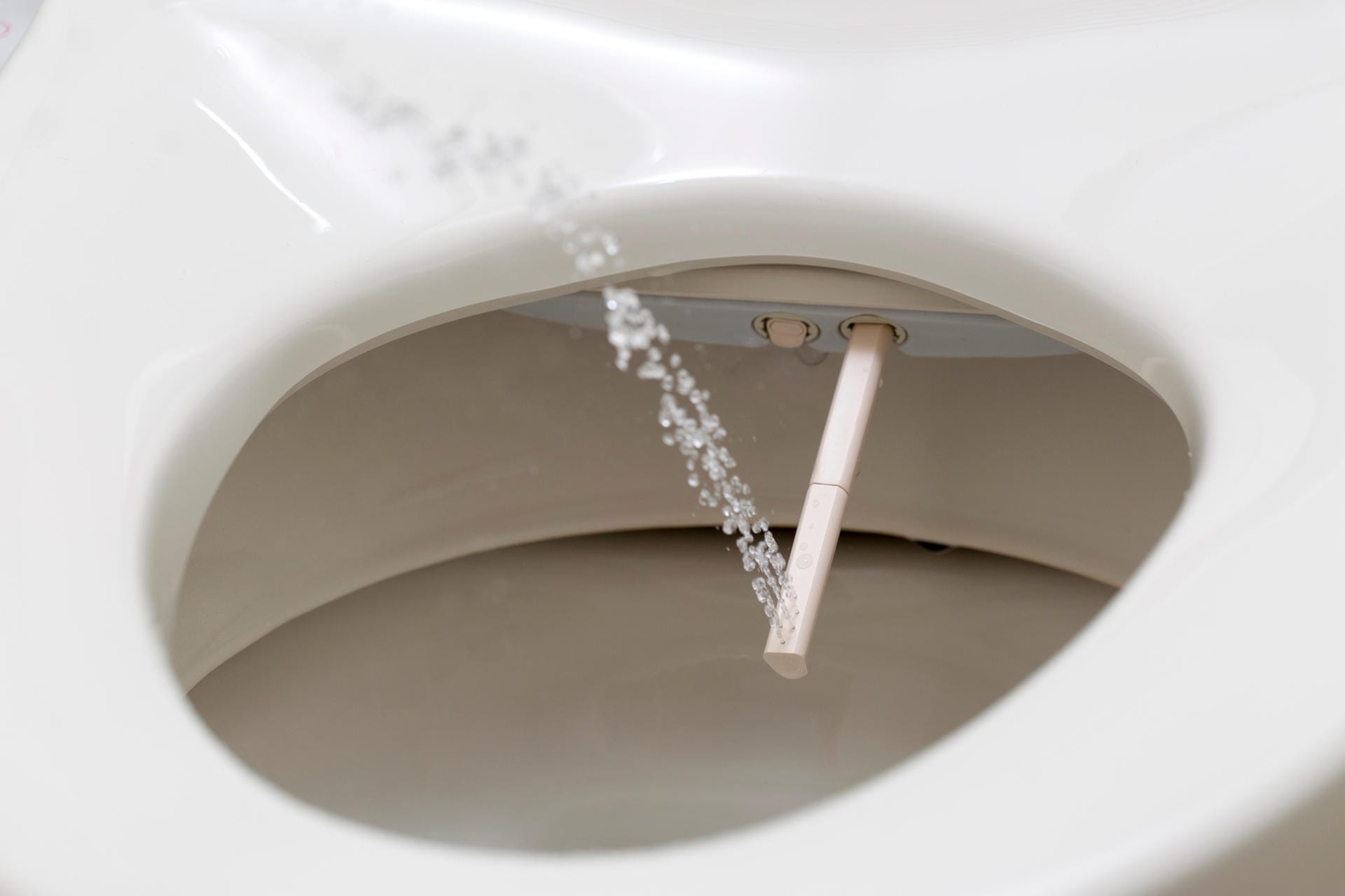 Bidet: Ein Bidet, ein Dusch-WC oder eine Po-Dusche können die Bredouille mit dem fehlenden Toilettenpapier verhindern.