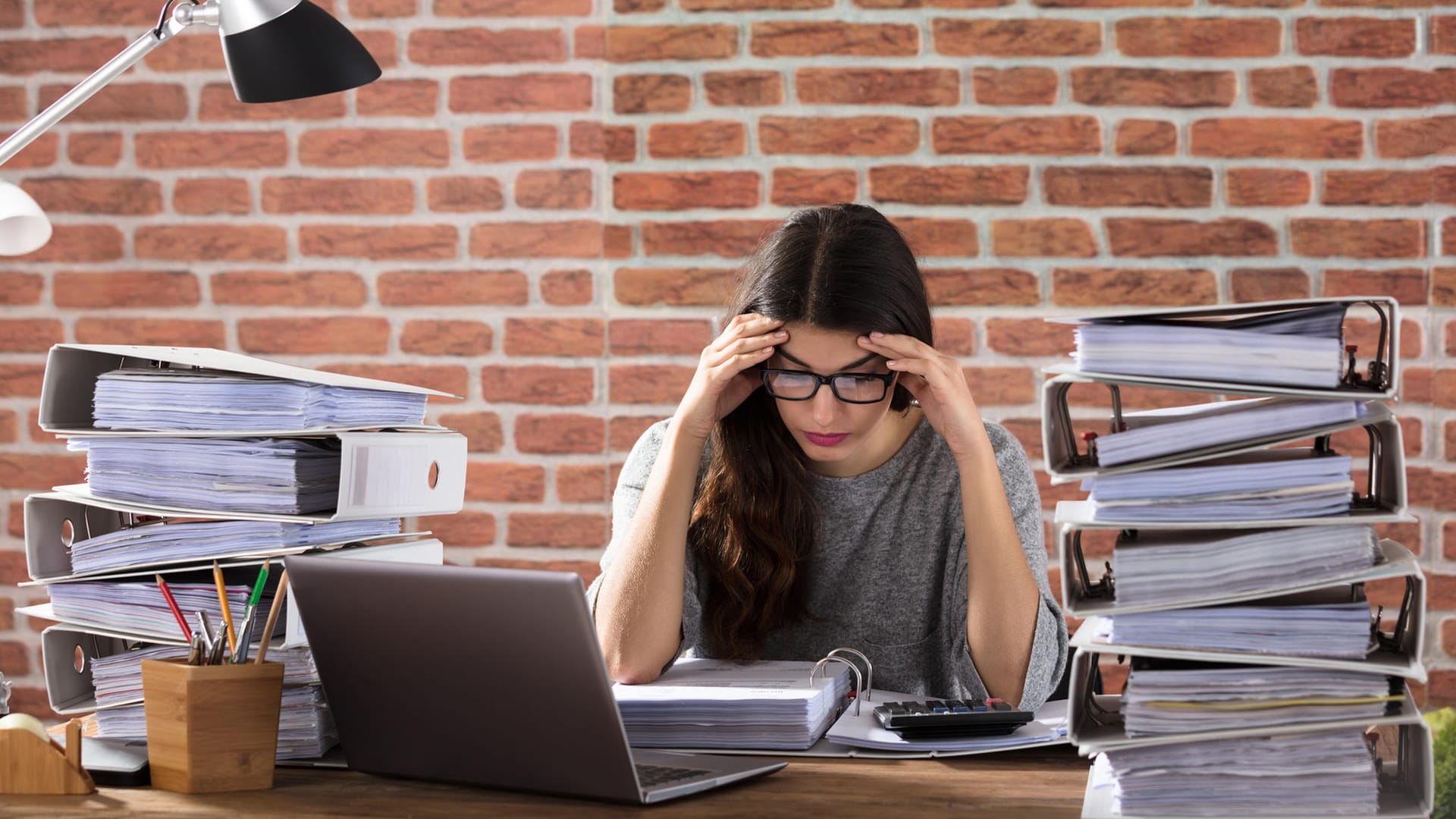 gestresste Frau am Schreibtisch: Stress: Bei Stress sind wir zunehmend überfordert, dass schwächt die Aufmerksamkeit und das Kurzeitgedächtnis. Grund dafür ist das Stresshormon Cortisol, welches bei länger anhaltender Überforderung, ausgeschüttet wird und Nervenzellen angreift. Werden die Nervenzellen in bestimmten Gehirnarealen angegriffen, wirkt sich das auf unser Erinnerungsvermögen aus und wir werden vergesslich.