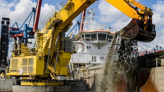 Ein Bagger holt bei Arbeiten zur Elbvertiefung Schlick aus einem Hafenbecken (Archivbild): Der Streit um den Schlick scheint gelöst.