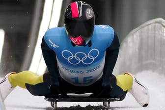Wladislaw Heraskewitsch bei seinem Lauf am Freitag im olympischen Eiskanal in Peking. Später sendete er eine politische Botschaft in die Welt.