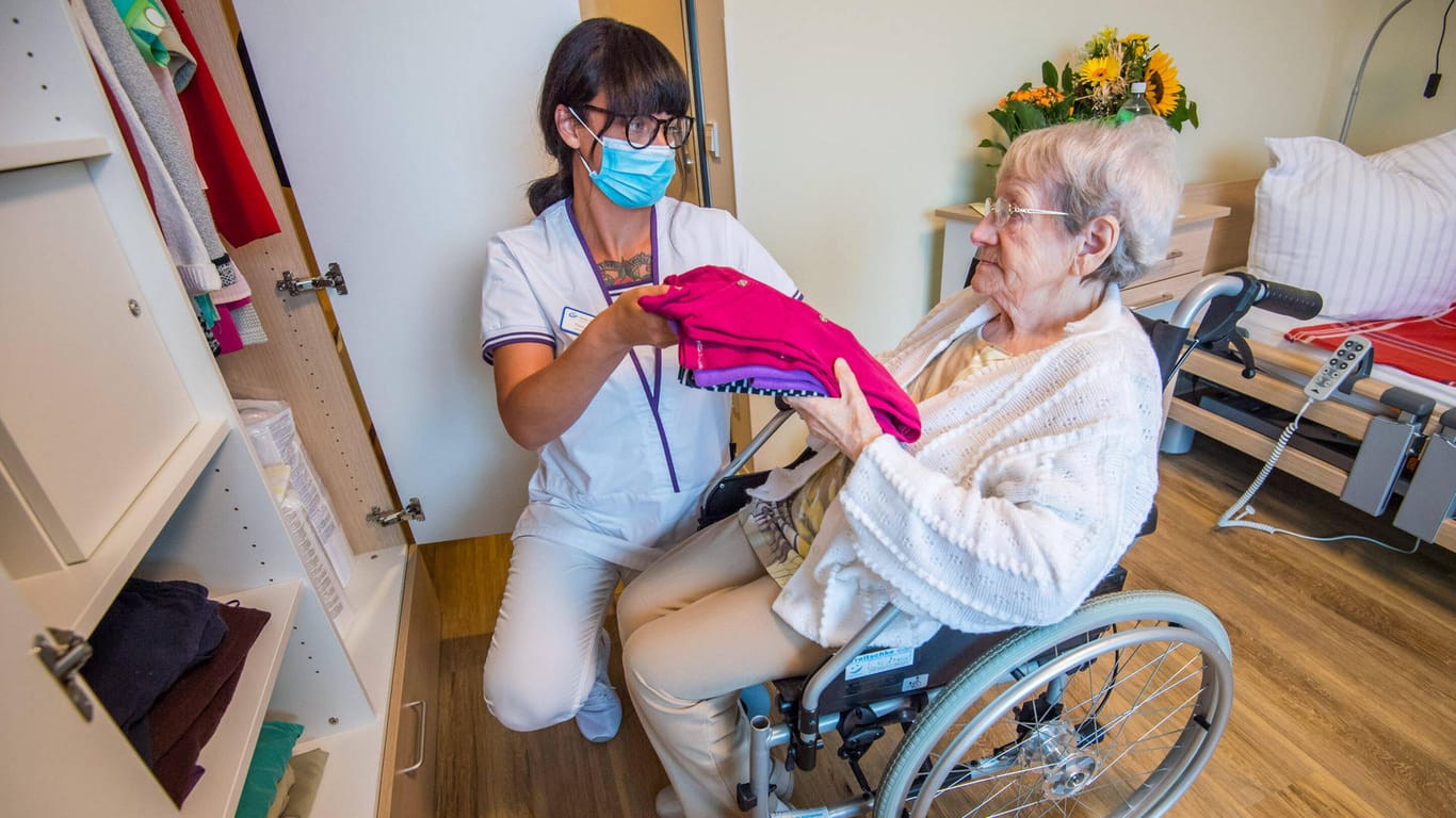 Bewohnerin in einem Pflegeheim (Symbolbild): Sind Sie als Rentner krankenversicherungspflichtig, besteht gleichzeitig auch eine Versicherungspflicht in der sozialen Pflegeversicherung.