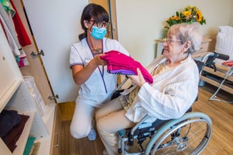 Bewohnerin in einem Pflegeheim (Symbolbild): Sind Sie als Rentner krankenversicherungspflichtig, besteht gleichzeitig auch eine Versicherungspflicht in der sozialen Pflegeversicherung.