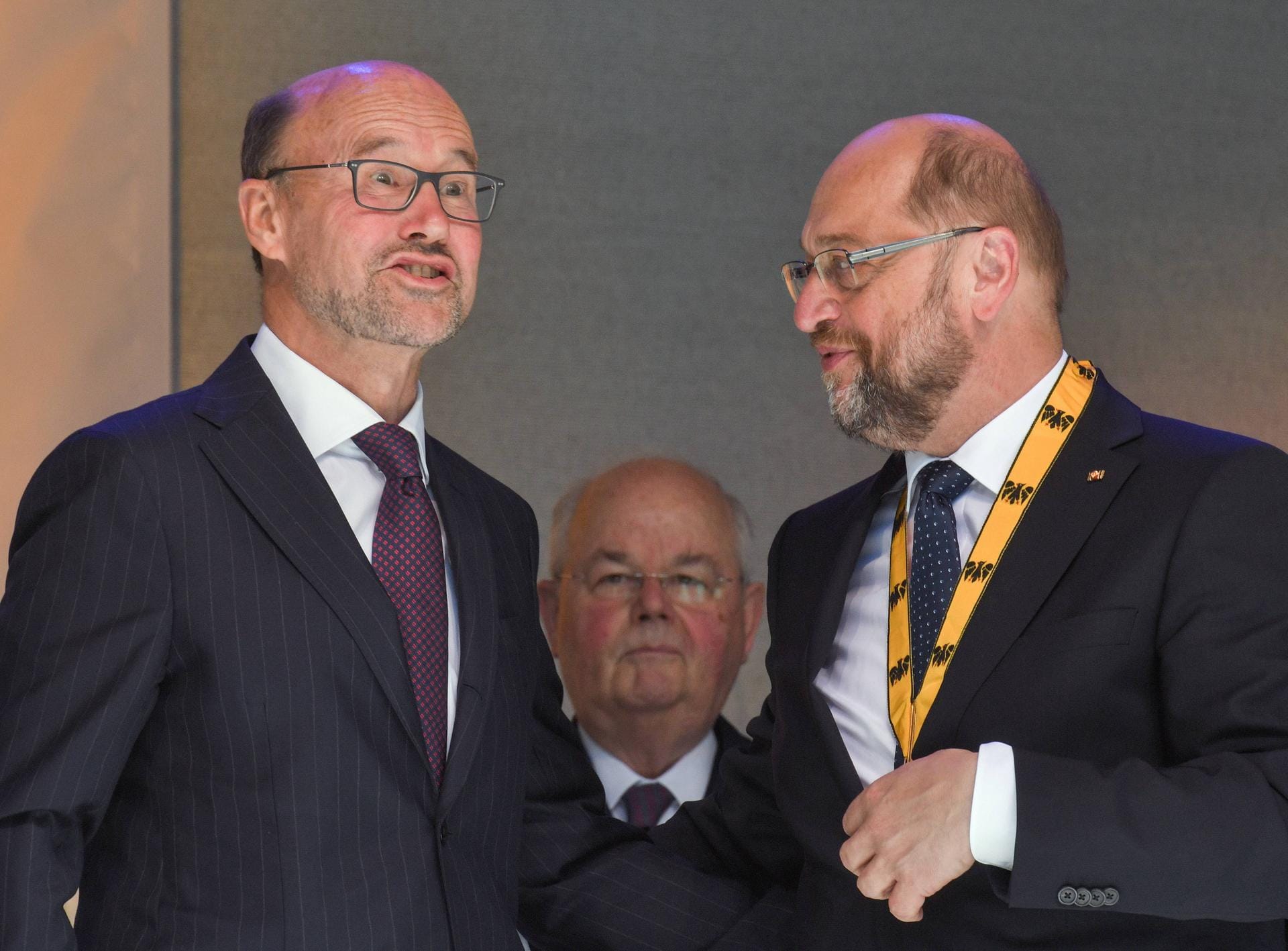Von Eutop mit Lobby-Arbeit beauftragt: der ehemalige NRW-Europaminister und Chef der Staatskanzlei, Franz-Josef Lersch Mense (l.), im Bild mit Martin Schulz.