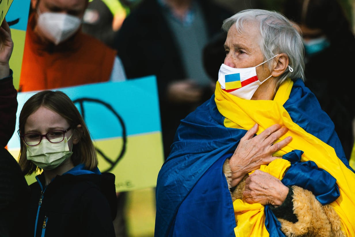 Friedenskundgebung in Düsseldorf: Rund 1.000 Renten zahlt die Deutsche Rentenversicherung aktuell nach Russland, 260 in die Ukraine. Friedenskundgebung in Düsseldorf: Rund 1.000 Renten zahlt die Deutsche Rentenversicherung aktuell nach Russland, 260 in die Ukraine.