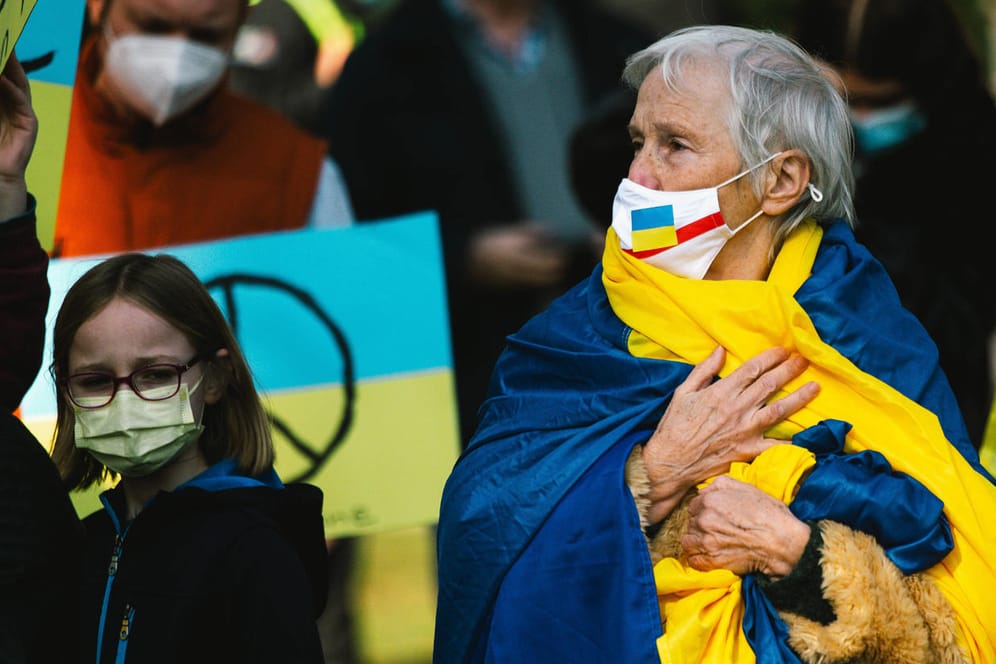 Friedenskundgebung in Düsseldorf: Rund 1.000 Renten zahlt die Deutsche Rentenversicherung aktuell nach Russland, 260 in die Ukraine.