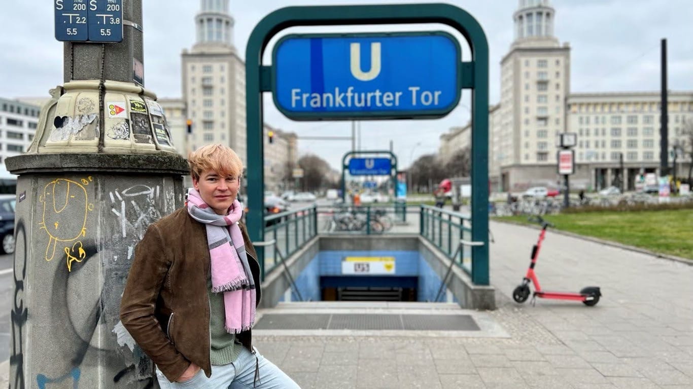 Nico Hagenburger steht vor dem U-Bahnhof Frankfurter Tor: In seiner Freizeit beschäftigt er sich mit der Typografie in Berliner U-Bahnhöfen.