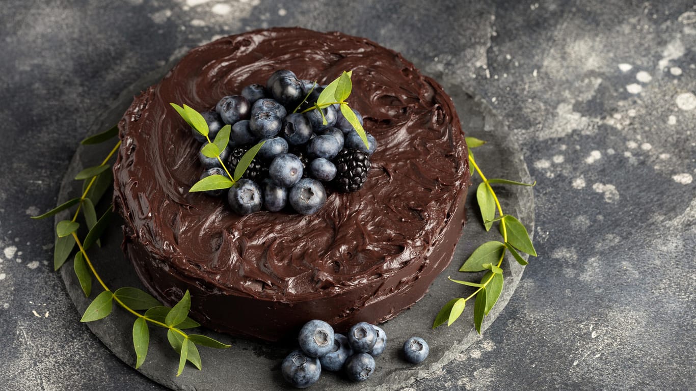 Schokoladenkuchen getoppt mit Beeren: Die Kombination aus Schokolade und Heidelbeeren trifft beinahe jeden Geschmack.