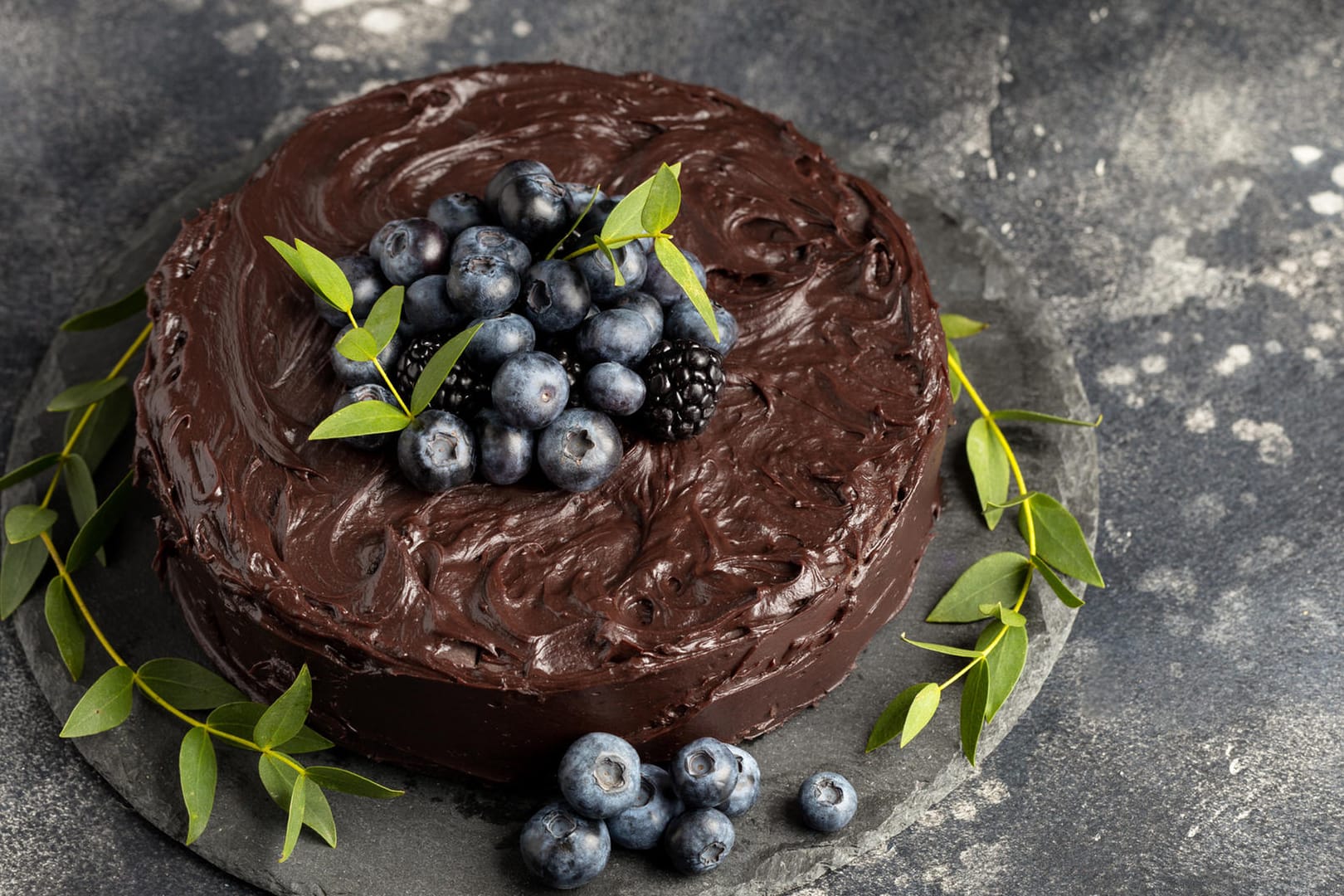 Schokoladenkuchen getoppt mit Beeren: Die Kombination aus Schokolade und Heidelbeeren trifft beinahe jeden Geschmack.