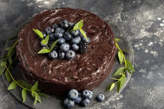 Schokoladenkuchen getoppt mit Beeren: Die Kombination aus Schokolade und Heidelbeeren trifft beinahe jeden Geschmack.