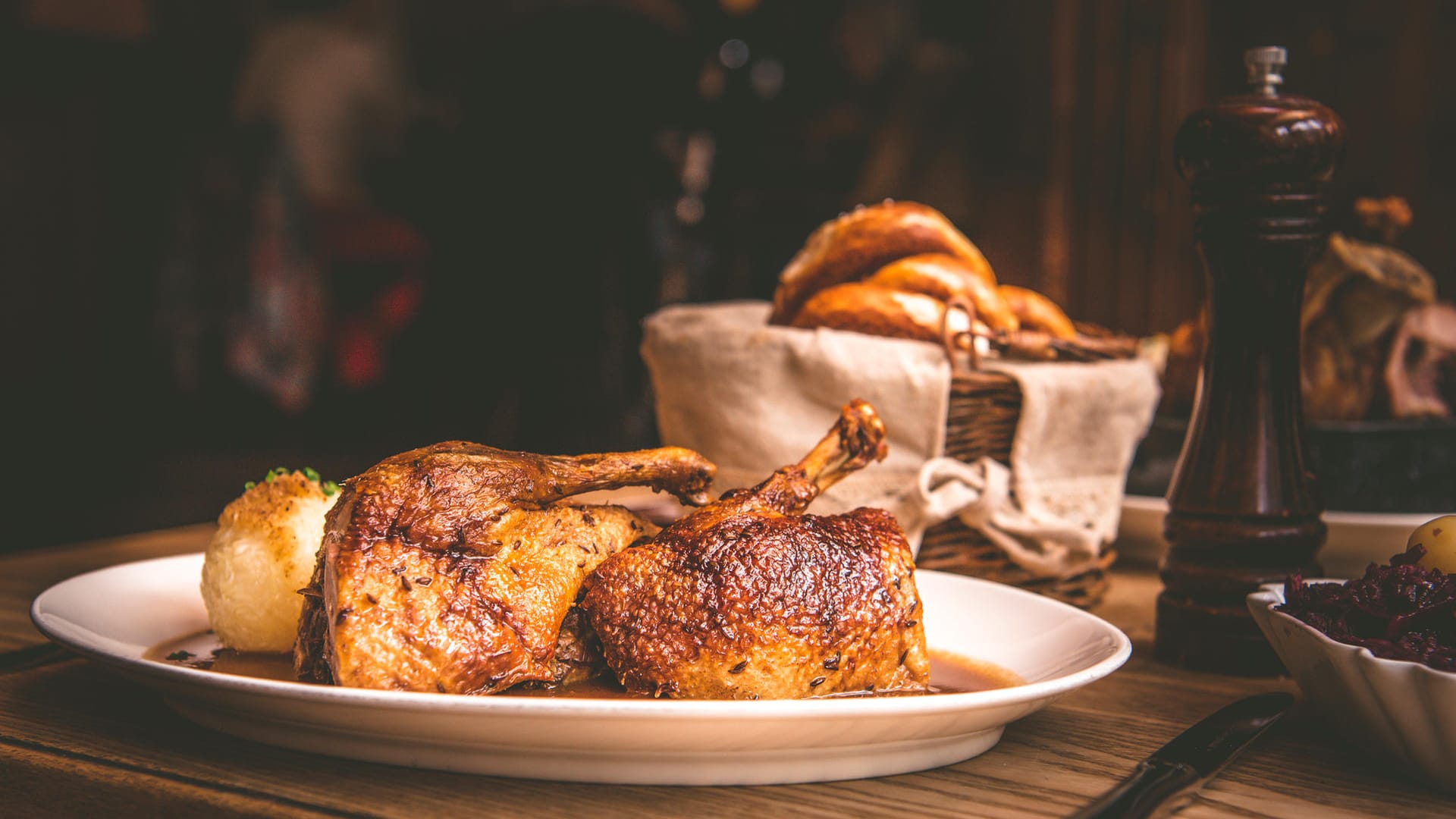 Knusprige Gänsekeule mit Beilagen: Die Gänsekeulen entfalten ihr Aroma am besten, wenn sie lange im Ofen gebraten werden.