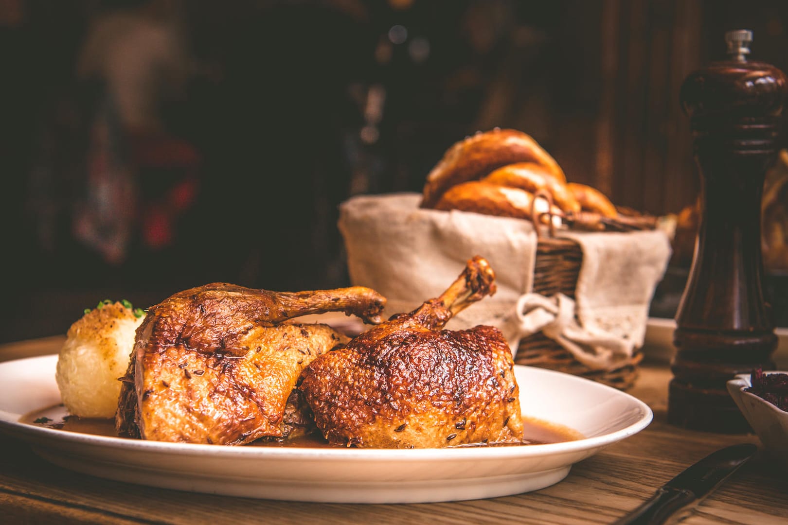 Knusprige Gänsekeule mit Beilagen: Die Gänsekeulen entfalten ihr Aroma am besten, wenn sie lange im Ofen gebraten werden.