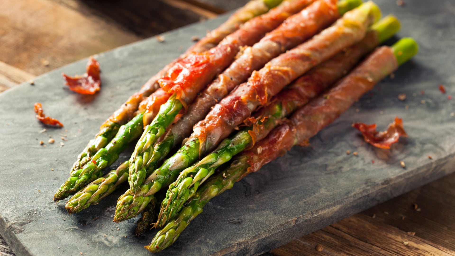 Grüner Spargel in Schinken: Spargel in einem knusprigen Prosciutto-Mantel sind schnell gemacht und eignen sich wunderbar als Snack.