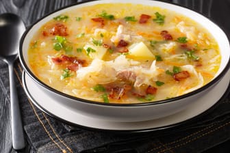 Sauerkrautsuppe: Sauerkraut ist sehr gesund und eignet sich prima für Suppen. Es enthält viel Vitamin A, B, C und K.