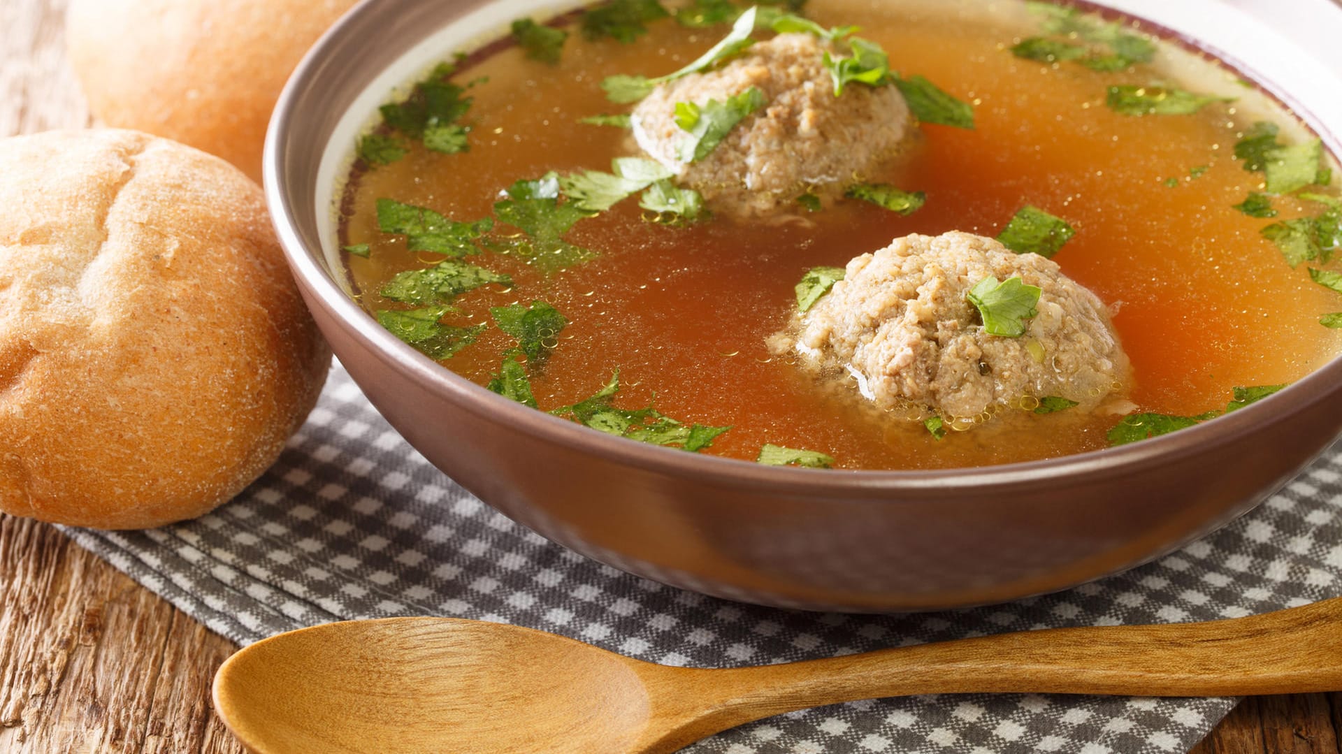 Leberknödelsuppe: Leberknödel sind vitaminreich und schmeck hervorragend in Suppen.