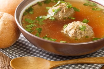 Leberknödelsuppe: Leberknödel sind vitaminreich und schmeck hervorragend in Suppen.