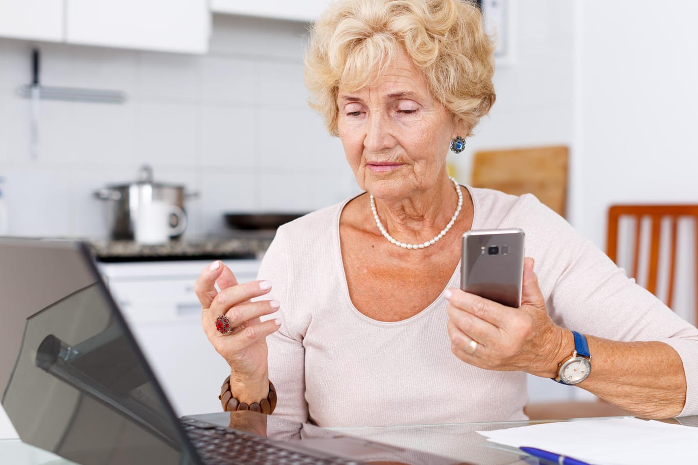 Ältere Frau vor Laptop (Symbolbild): Bei einer Scheidung werden alle Versorgungsanrechte fair unter den ehemaligen Partnern geteilt.