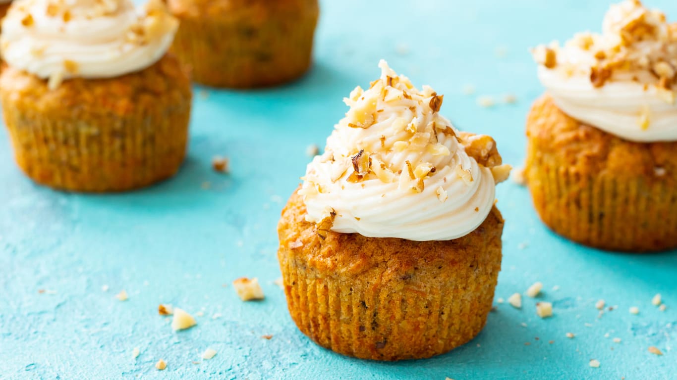 Karotten-Muffins mit Creme: Mit einem cremigen Mascarpone-Topping schmecken die Muffins noch besser.