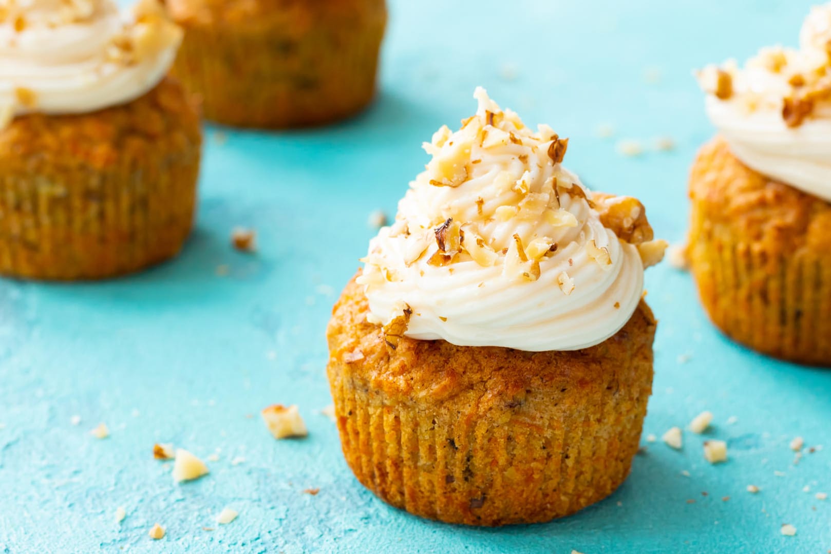 Karotten-Muffins mit Creme: Mit einem cremigen Mascarpone-Topping schmecken die Muffins noch besser.