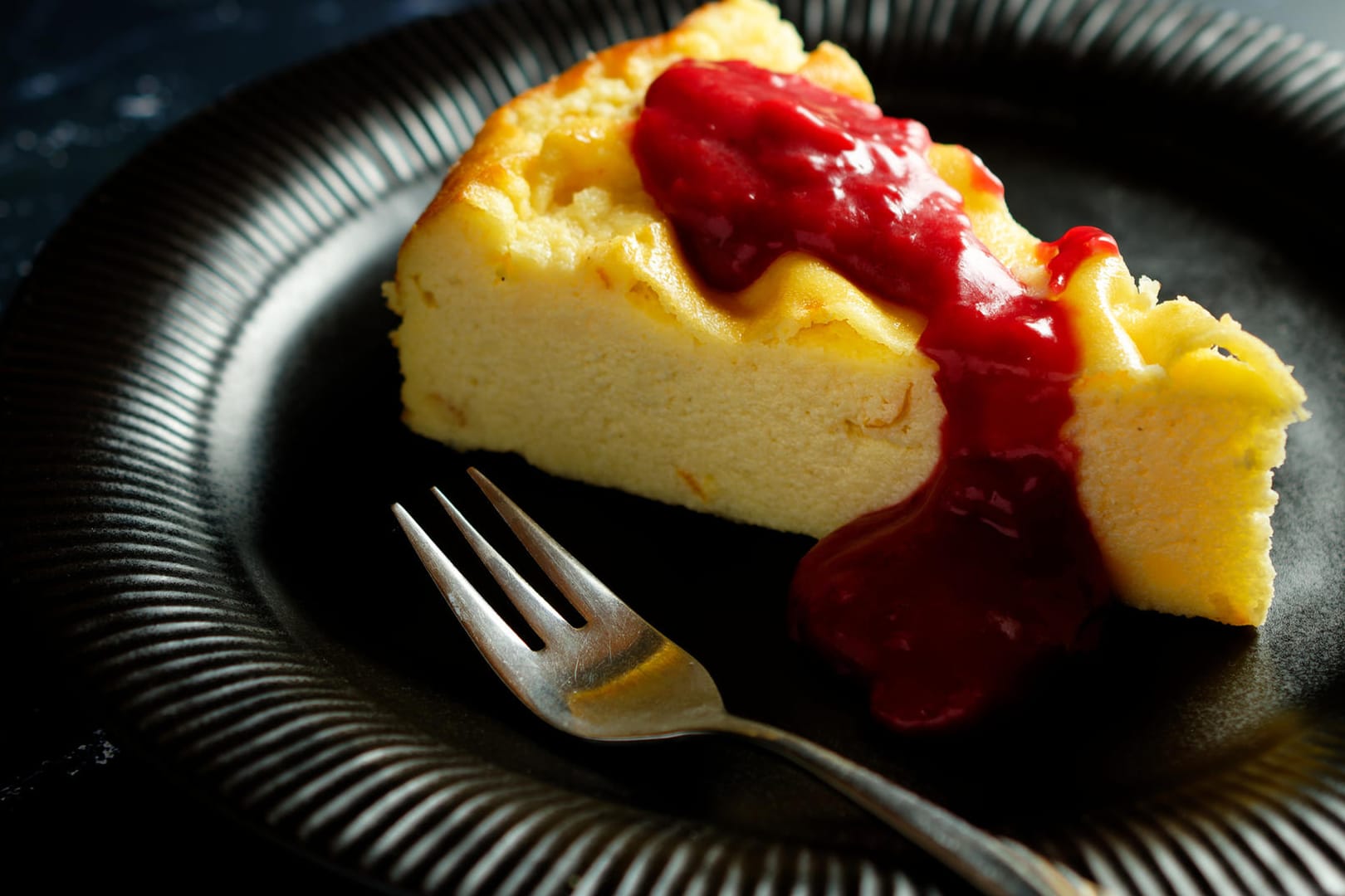 Grieß-Käsekuchen mit Beerensauce: Käsekuchen lässt sich toll mit Toppings wie Beeren-, Schoko- oder Karamellsauce servieren.