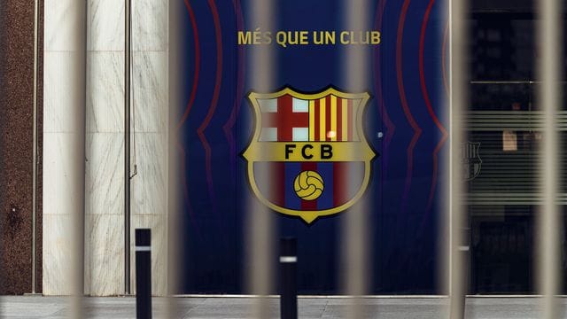 Wappen des FC Barcelona hinter den geschlossenen Toren des Camp Nou Stadions. Wappen des FC Barcelona hinter den geschlossenen Toren des Camp Nou Stadions.